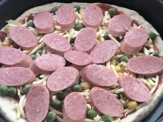 12、意式烤肠披萨,再放一层芝士后，放入烤肠。