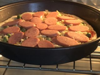 13、意式烤肠披萨,烤箱提前预热，200度烤15分钟。