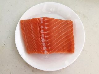 2、减脂健身菜  柠香黑椒三文鱼果蔬沙拉,把三文鱼用冷水冲洗干净，