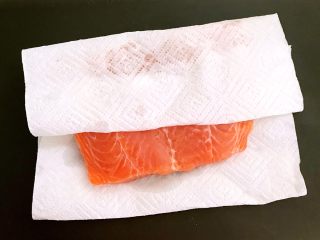 3、减脂健身菜  柠香黑椒三文鱼果蔬沙拉,用厨房用纸吸去三文鱼表面的水份