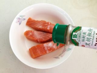 7、减脂健身菜  柠香黑椒三文鱼果蔬沙拉,加入5克黑胡椒粉