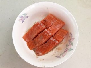 8、减脂健身菜  柠香黑椒三文鱼果蔬沙拉,调匀后腌制15分钟