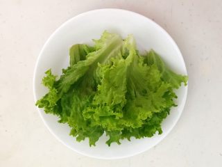 14、减脂健身菜  柠香黑椒三文鱼果蔬沙拉,把生菜心清洗干净，沥干水份