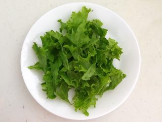 15、减脂健身菜  柠香黑椒三文鱼果蔬沙拉,把生菜心撕成小块