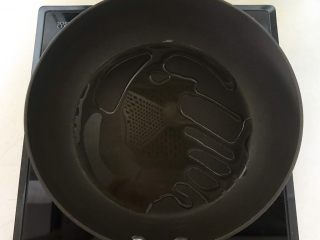 18、减脂健身菜  柠香黑椒三文鱼果蔬沙拉,炒锅烧热后加入1勺橄榄油