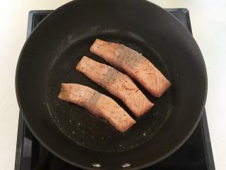 20、减脂健身菜  柠香黑椒三文鱼果蔬沙拉,煎至两面变色立即出锅