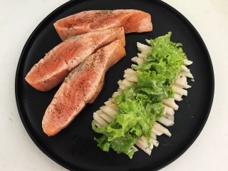 21、减脂健身菜  柠香黑椒三文鱼果蔬沙拉,把煎好的三文鱼和果蔬沙拉码在盘里，柠香黑椒三文鱼果蔬沙拉做好了