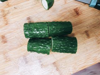 2、翠竹报春-年夜饭,将黄瓜切成段，一共切5段。