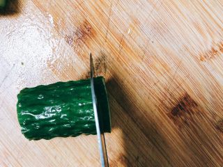 3、翠竹报春-年夜饭,用刀在两侧各竖切一下，切至1/3深度，两侧留有0.5厘米厚度。