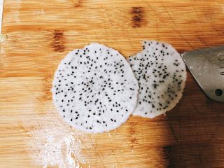 8、翠竹报春-年夜饭,切下两片果肉。