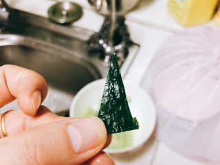 15、翠竹报春-年夜饭,切下一些大小不一的三角形。