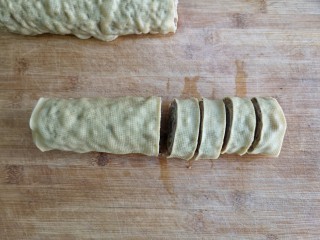 8、糖醋东北肉签子,出锅后切厚片。