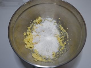 3、咸香芝士曲奇饼干,筛入糖粉。