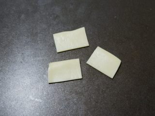 12、咸香芝士曲奇饼干,将切达芝士切成小块。