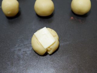 13、咸香芝士曲奇饼干,放在饼干的中心处。