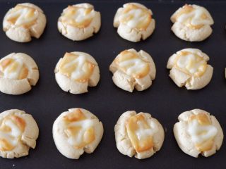 18、咸香芝士曲奇饼干,出炉放凉至室温。密封保存即可。