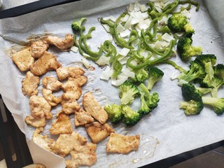 7、全麦披萨低脂营养,取出后蔬菜比较干爽