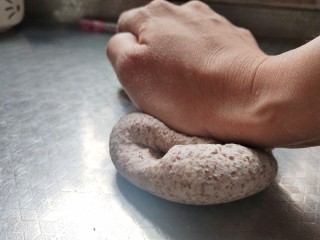 9、全麦披萨低脂营养,揉成面团