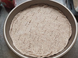 10、全麦披萨低脂营养,擀成薄饼铺在披萨盘上，上面用叉子扎几下