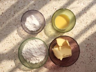 1、双色曲奇,准备所需食材；