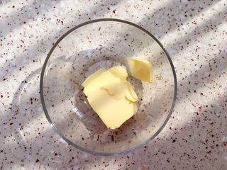 2、双色曲奇,黄油软化至手作可以戳动；