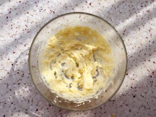 3、双色曲奇,黄油打发至颜色变浅体积蓬松的状态；