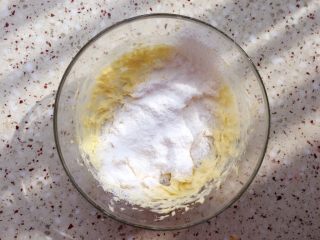 4、双色曲奇,筛入糖粉；