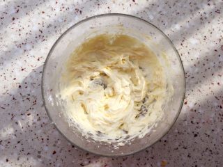 5、双色曲奇,搅打均匀；