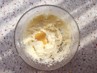 6、双色曲奇,蛋液分次加入；每次都要打发至完全吸收再加下次；