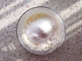 8、双色曲奇,筛入低粉；刮刀拌均匀；