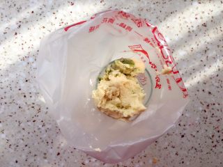 9、双色曲奇,取一部分面糊加入适量抹茶粉拌均匀，放入裱花袋；