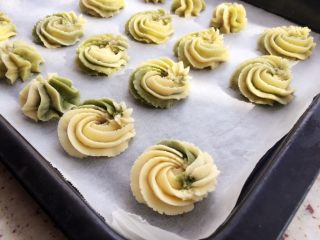 10、双色曲奇,挤出自己想要的形状；烤箱预热；170度上下火25分钟左右；温度仅供参考；