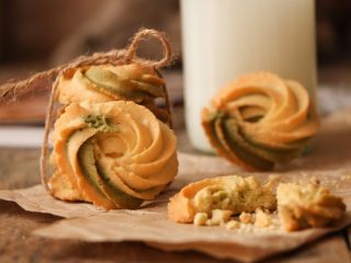 11、双色曲奇,烤至表面金黄色即可；