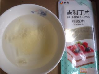 1、奥利奥巧克力慕斯蛋糕,吉利丁片用冰水泡软备用。