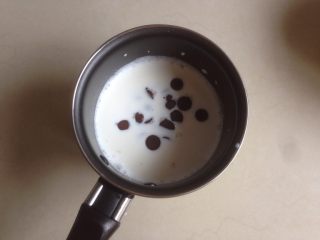 2、奥利奥巧克力慕斯蛋糕,牛奶加温到50度左右，把巧克力豆倒入