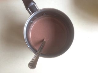 3、奥利奥巧克力慕斯蛋糕,拌至全部融化。