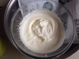 4、奥利奥巧克力慕斯蛋糕,淡奶油加糖，隔冰水，用电动打蛋器打至有纹路，还可以流动的状态即可。