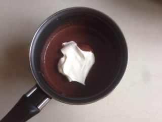 5、奥利奥巧克力慕斯蛋糕,取少部分打发好的淡奶油，放入到已经冷藏过的巧克力液中拌均匀