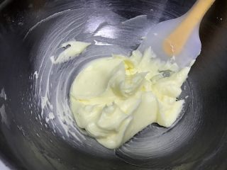 1、蔓越莓曲奇（香酥不变形）,打好以后，面糊会比较分散，需要用刮刀逆时针旋转一圈，将面糊集中在盆中心，然后再搅打几次，防止不均匀。