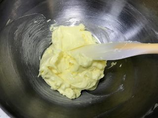 2、蔓越莓曲奇（香酥不变形）,同样的，打好以后，面糊会比较分散，需要用刮刀逆时针旋转一圈，将面糊集中在盆中心，然后再搅打几次，防止不均匀。