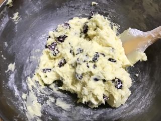 3、蔓越莓曲奇（香酥不变形）,然后倒入面糊中，切拌均匀至看不见白色干粉。
