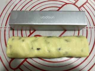 4、蔓越莓曲奇（香酥不变形）,对照模具，整成模具大小。