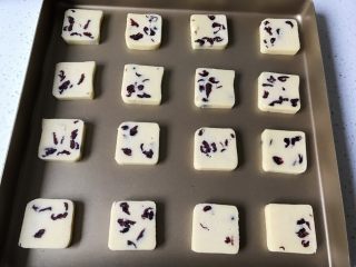 5、蔓越莓曲奇（香酥不变形）,此配方可以切薄一点，5mm左右，可以切2盘。一盘16块曲奇。共32块