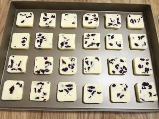 6、蔓越莓曲奇（香酥不变形）,也可以切厚一点，7mm，用长方形不粘金盘，烤一盘24块曲奇。小烤箱不建议这样切，烤不熟