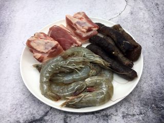 1、海鲜卤面,天津三鲜卤面的三鲜指的是肉、鲜虾、海参。
