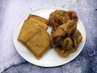 2、海鲜卤面,三鲜卤面中必不可少的香干和面筋。