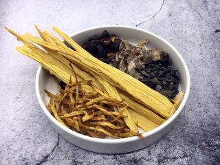 3、海鲜卤面,木耳、香菇、干花菜、笋干、腐竹这些干货都是在三鲜卤中起到提鲜作用的。