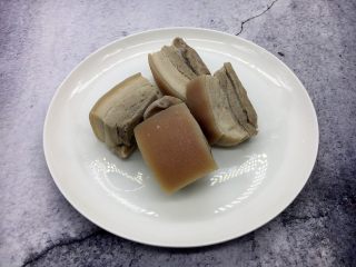 5、海鲜卤面,平日里我们打三鲜卤习惯放炒肉片，那样方便便捷，因为是过年就做的就得地道些，因为按照传统的做法三鲜卤里放的就是白肉，即用买来的无花肉先焯水，然后放入姜片、八角、用清水炖五花肉，炖至五成熟，待凉透后切成2毫米左右的大片备用。