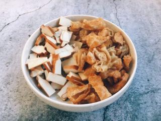 7、海鲜卤面,香干提前切成小片，面筋切成核桃块大小。