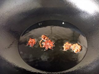 11、海鲜卤面,开大火置锅，锅内留炒虾仁底油，再加入油（油总量是平时炒肉时的2倍），改中小火，放八角，将八角煸出香味。